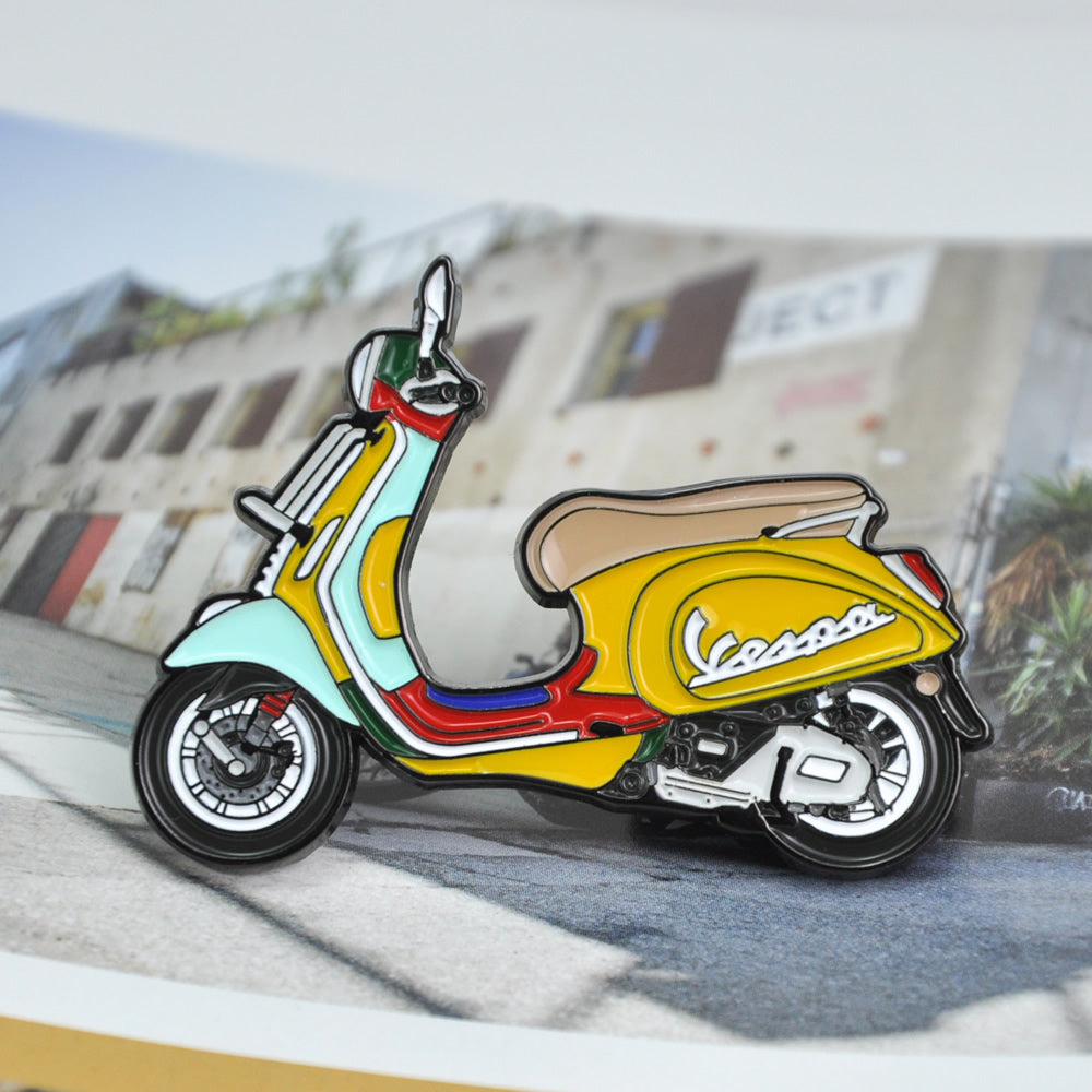 VESPA-Primavera-150-Scooter-Retro-Motorbike-gift-Lapel-Pin-Badge