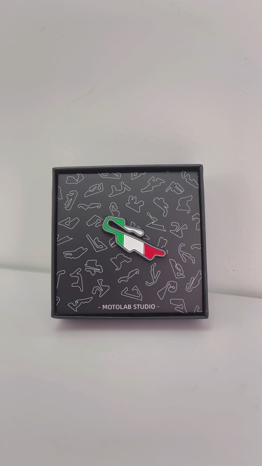 Valentino-Rossi-MotoGP-ItalianGP-Mugello-Circuit-Race-Track-Enamel-Lapel-Pin-Badge-Gift-for-Fans-Video