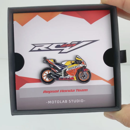 Marquez-RC213V-pin-badge-Video