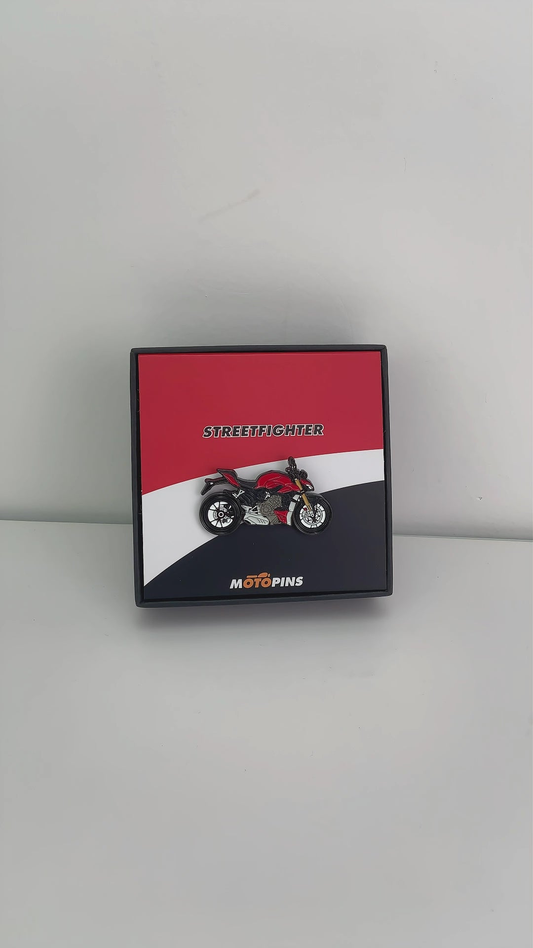 Motopins-Ducati-Streetfighter-V4S-Motorcycle-Lapel-Pin-Badge-Best-Motorbike-Gift-Bikers-Riders-Pinback-video